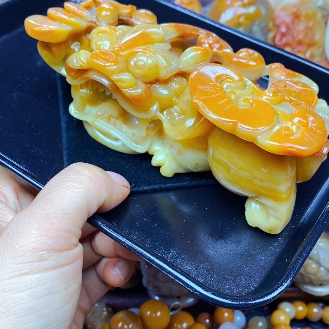 未镶嵌石英质玉（黄龙玉）颈饰