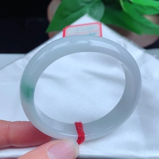 翡翠手镯未镶嵌      贵妃53 白底飘蓝花