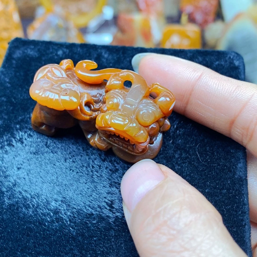 未镶嵌石英质玉（黄龙玉）颈饰