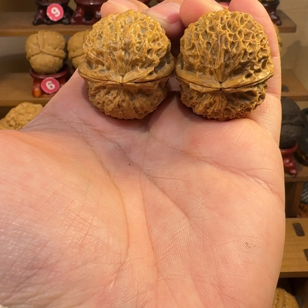 铁核桃把件臻龙铁绣球