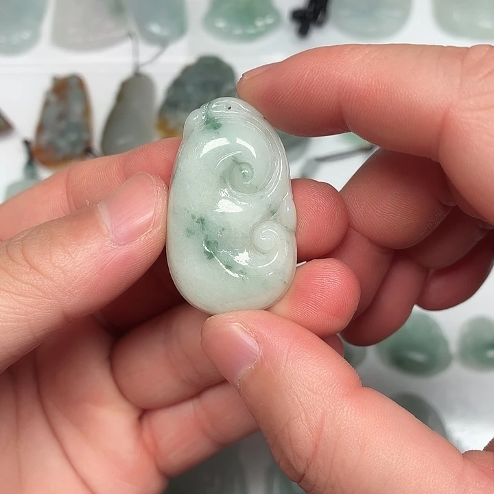 翡翠未镶嵌颈饰如意