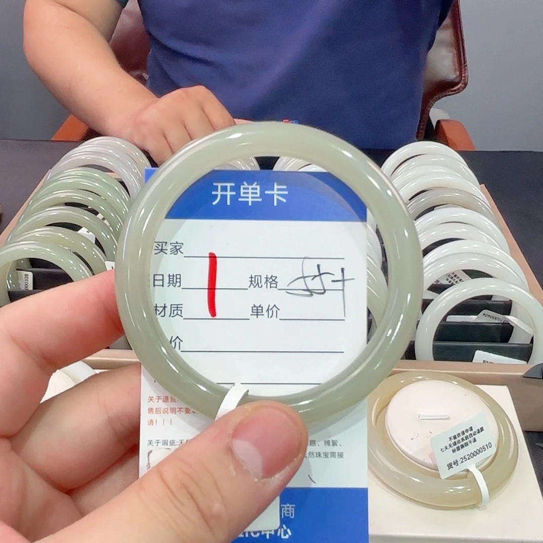 和田玉手镯未镶嵌小***泥