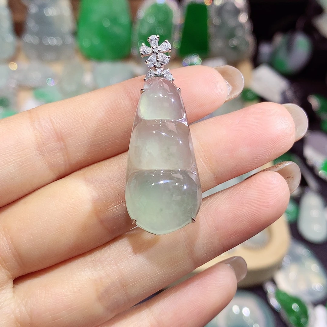 翡翠18K金镶嵌颈饰豆