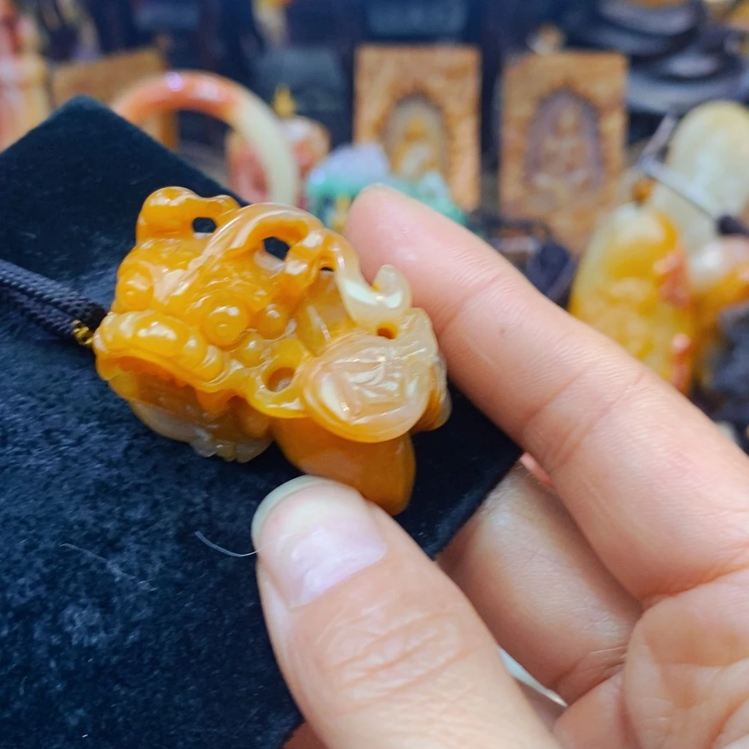 未镶嵌石英质玉（黄龙玉）颈饰