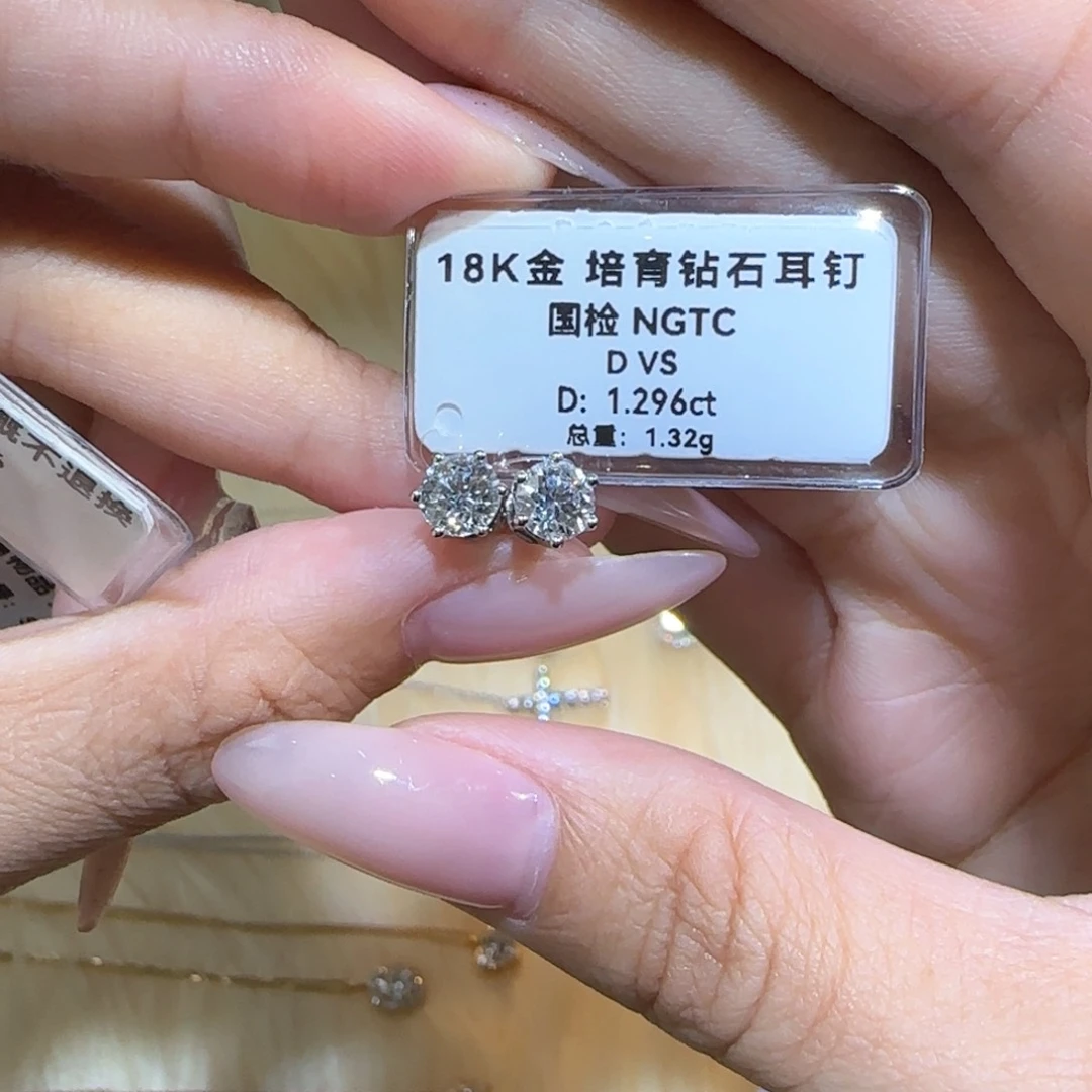 实验室培育钻石18K金镶嵌耳钉