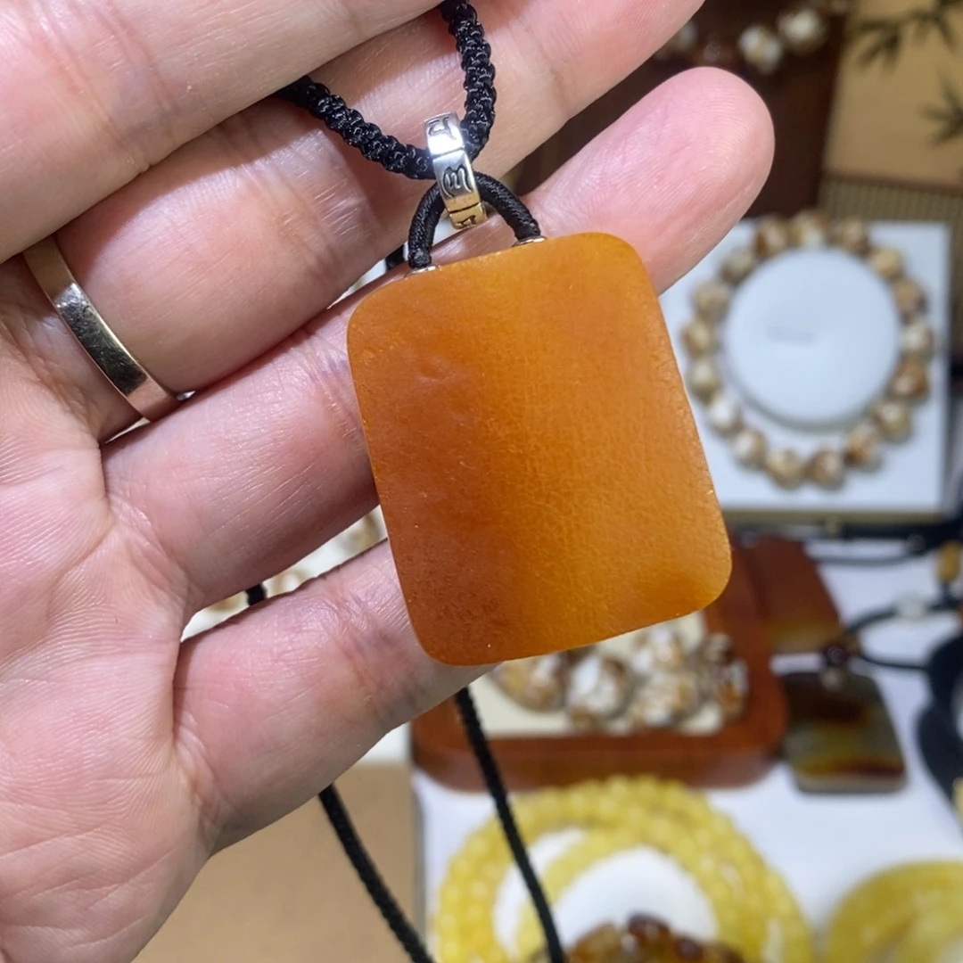 蜜蜡带皮无事牌吊坠