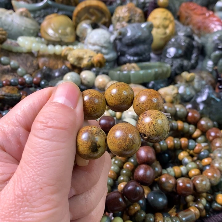 未镶嵌岫岩河磨玉（透闪石质玉）挂件霖