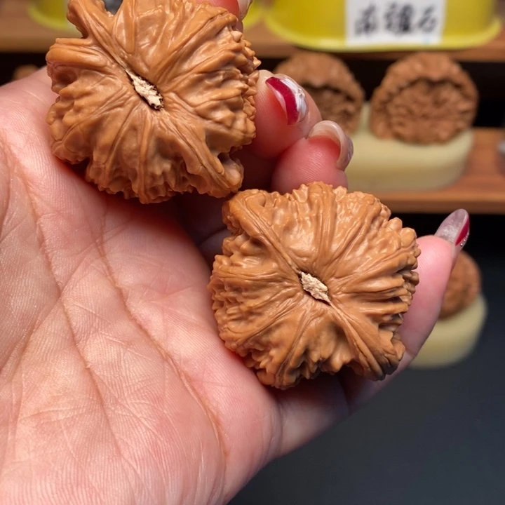 文玩核桃吊坠42白狮子