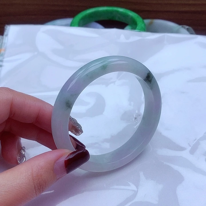 翡翠手镯未镶嵌翡翠