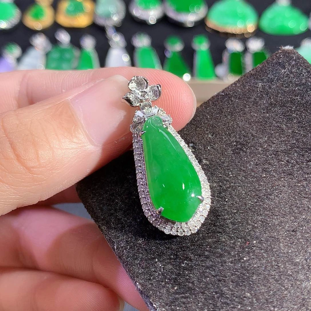 翡翠18K金镶嵌吊坠(赠链)