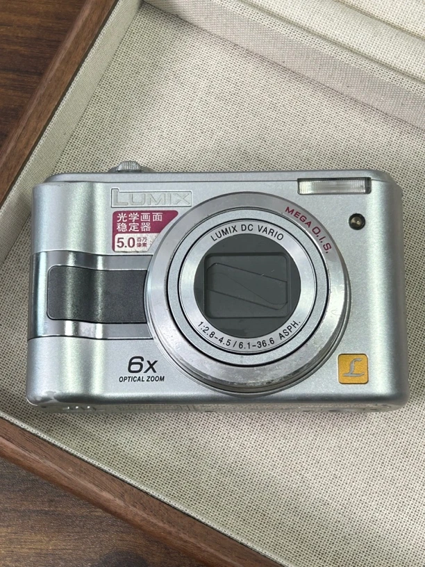 9新 Panasonic/松下 lz3 银色 复古ccd数码相机 用五号电池