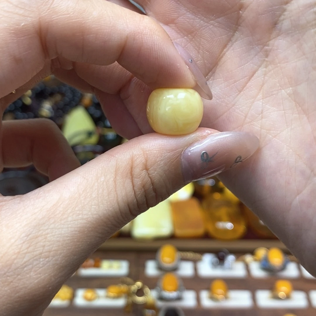 未镶嵌琥珀裸石成品