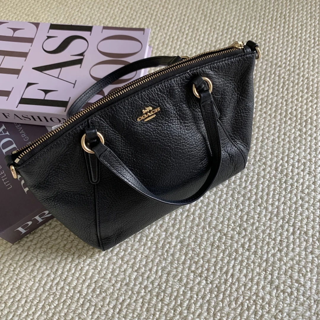 95新 COACH/蔻驰 经典百搭简约时尚休闲荔枝纹黑金手提饺子包