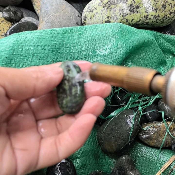 小***茱有机玻璃藏玉药王石原石手把件