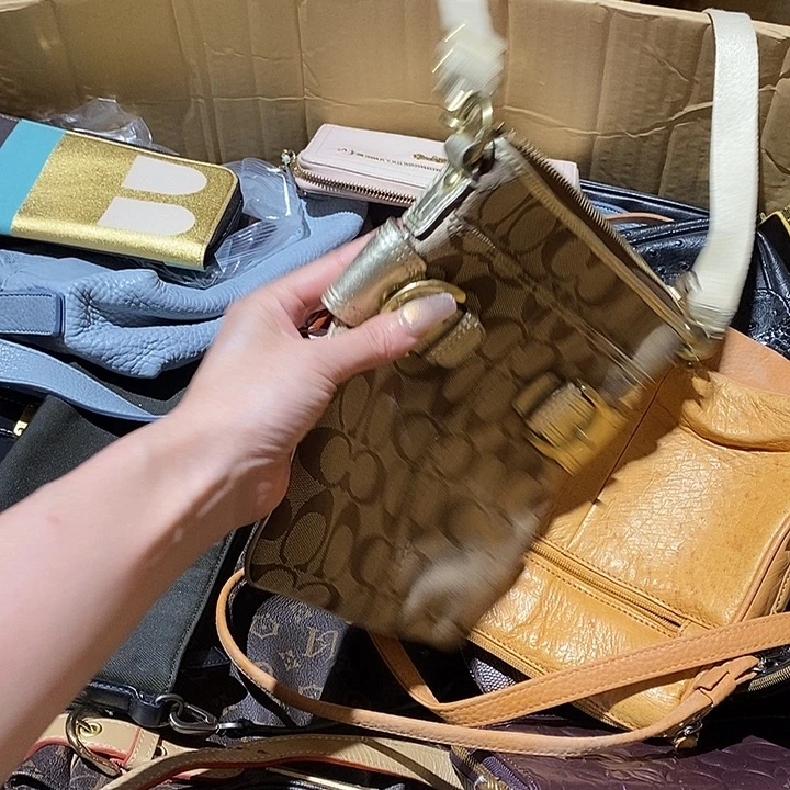 小***）中古香水沐浴露持久留香
