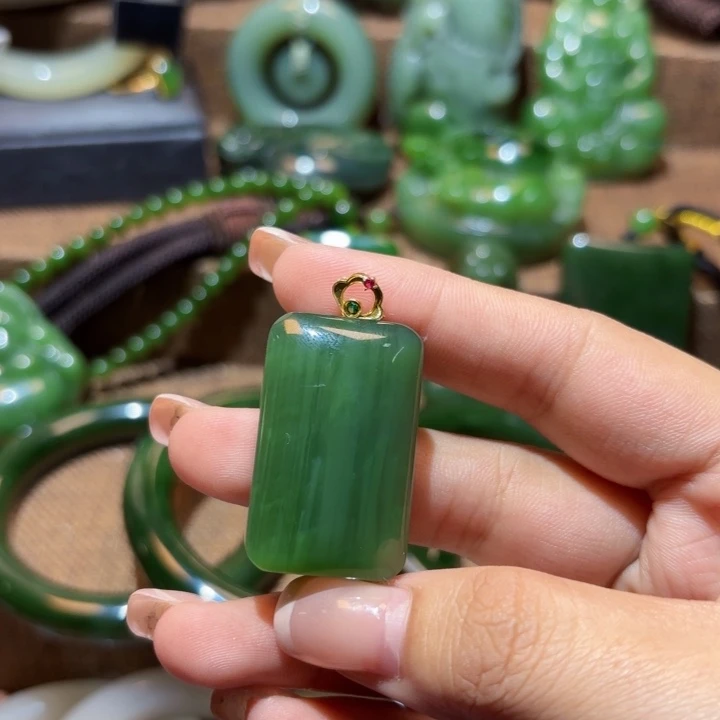 颈饰18K金镶嵌和田玉（碧玉）