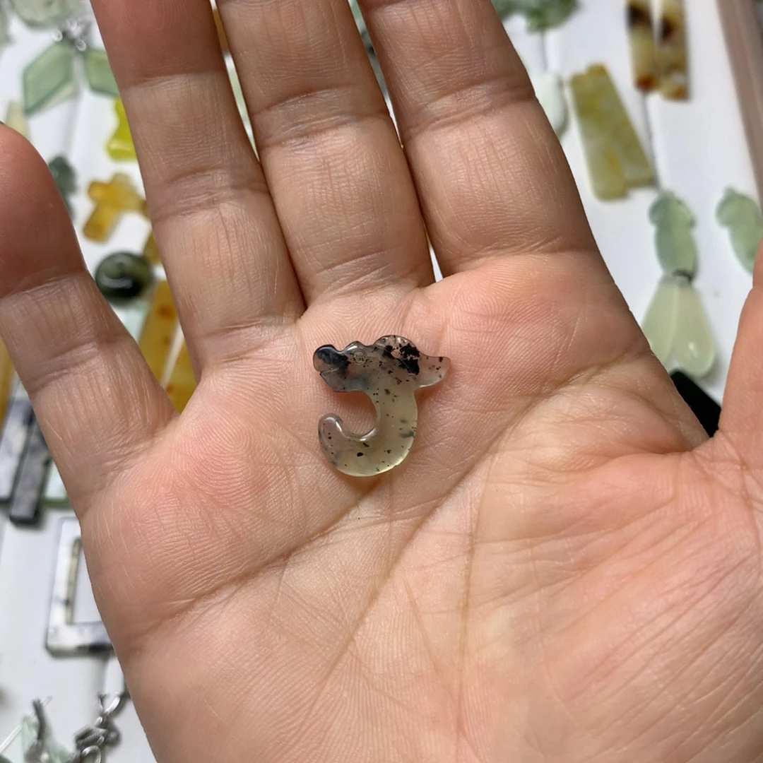 油***帝未镶嵌蛇纹石玉耳环