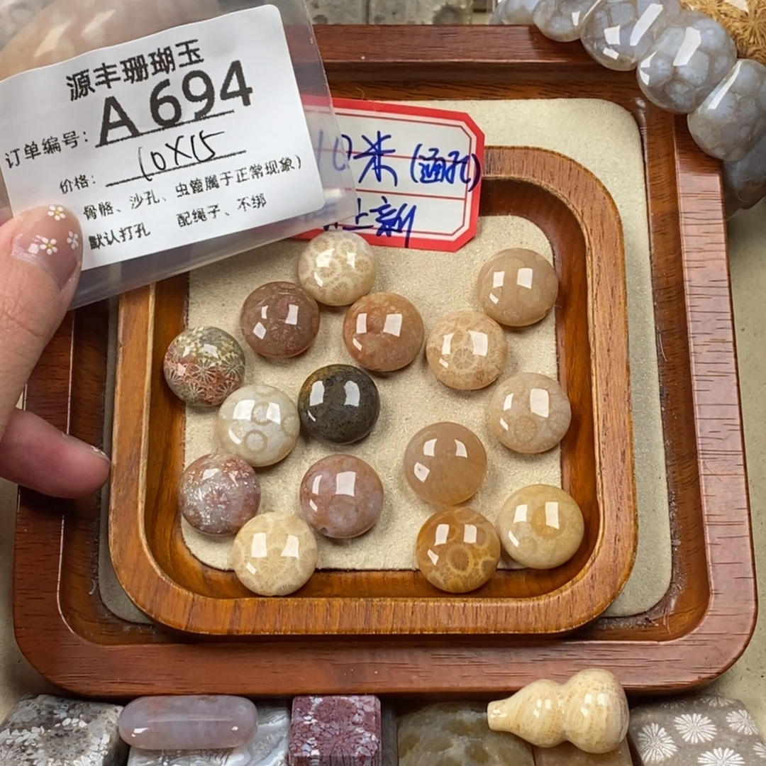 提***y未镶嵌颈饰硅化玉