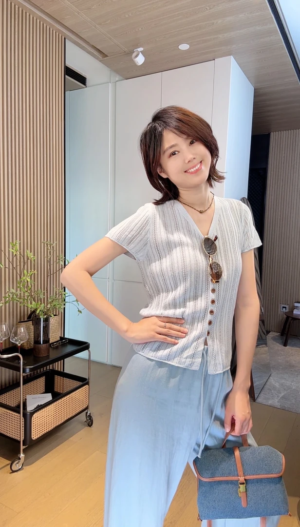 NAN&SEN  假日 2025新款天丝亚麻镂空V领度假风单排扣针织衫