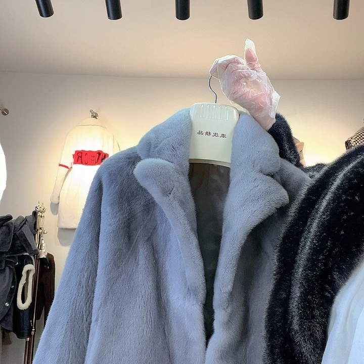 熙***福皮草外套搭配黑色