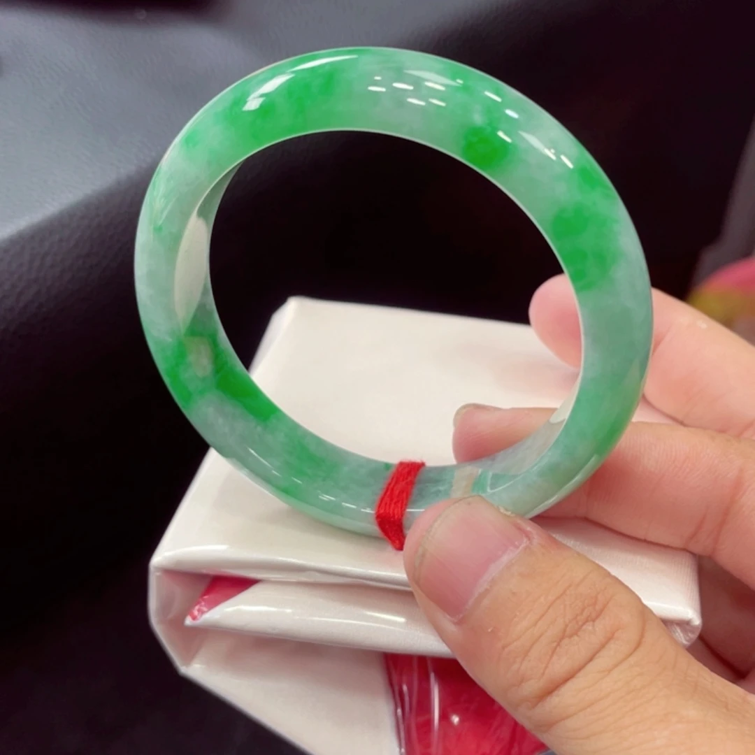 翡翠手镯未镶嵌翡翠