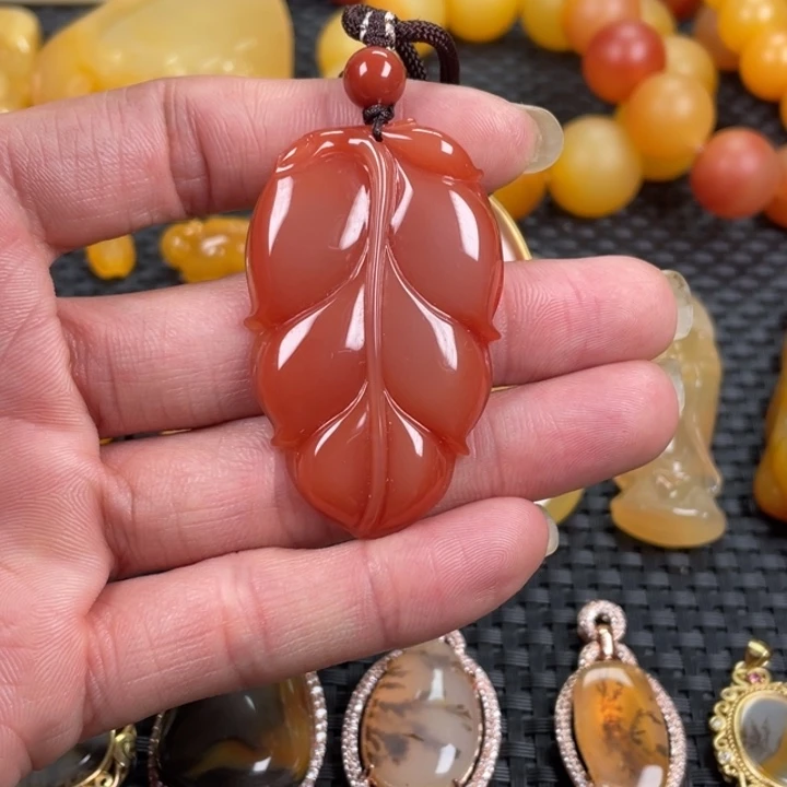 石英质玉（黄龙玉）未镶嵌颈饰