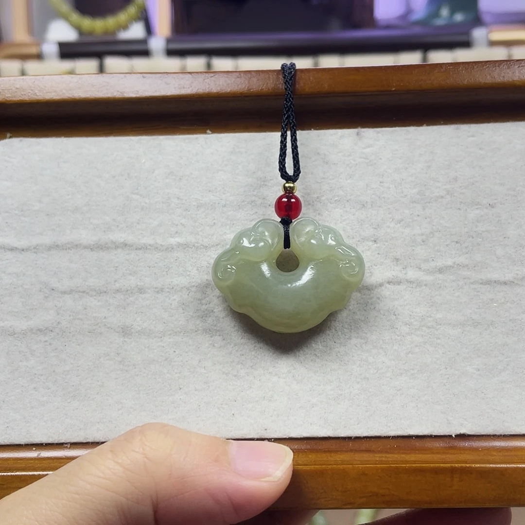 和田玉未镶嵌吊坠(赠链)