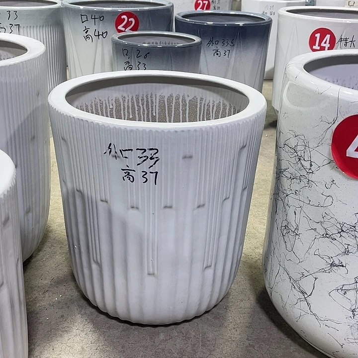 陶瓷花盆中。