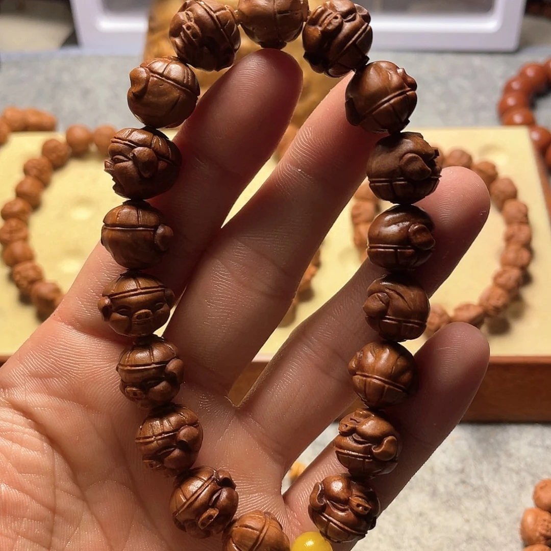 龙纹桃核雕刻福猪（色差）