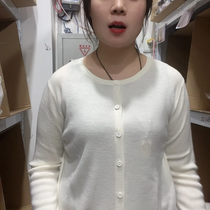 白色开衫M精仿可穿125斤内