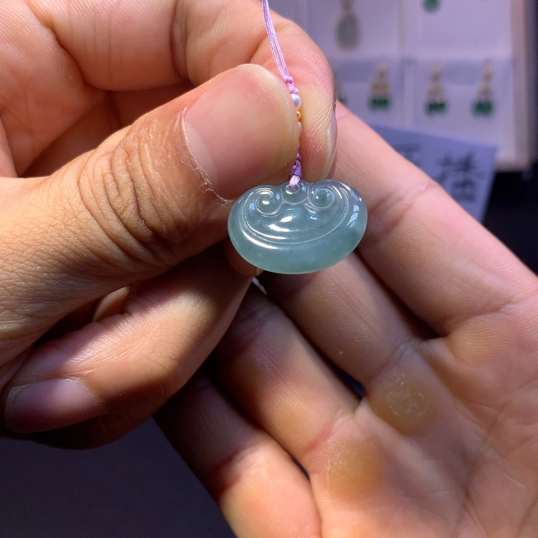 翡翠未镶嵌颈饰如意