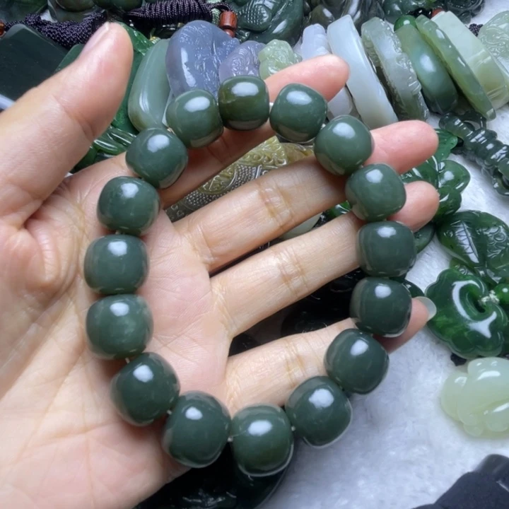 迷***羊和田玉未镶嵌颈饰