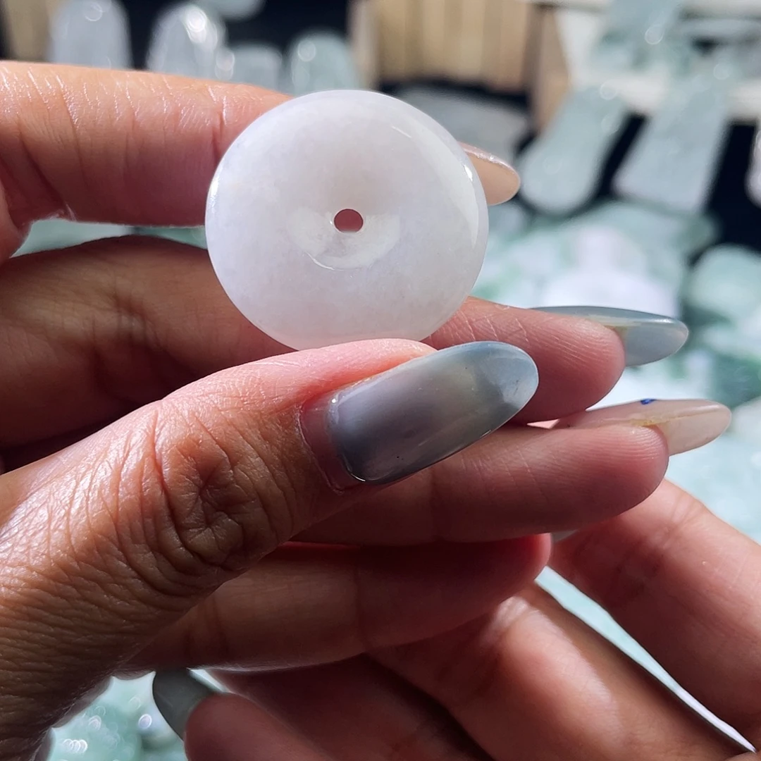 翡翠未镶嵌颈饰平安扣