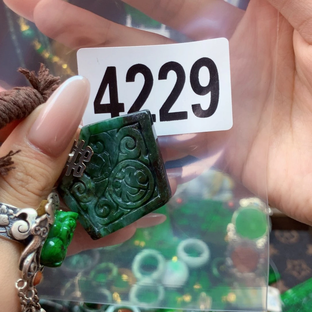 吊坠(不含链)未镶嵌翡翠