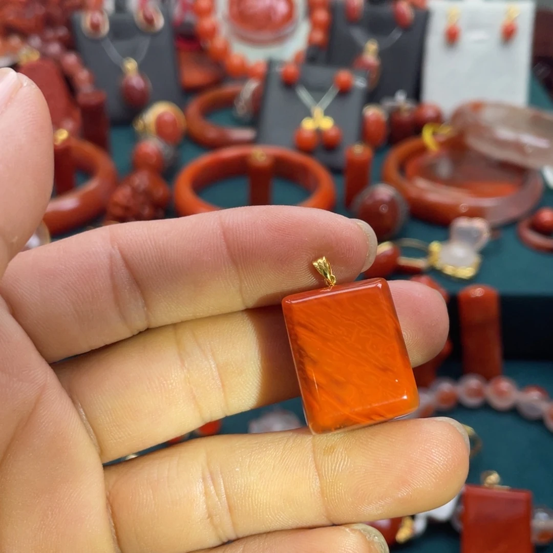 南红玛瑙18K金镶嵌川料南红火焰纹无事牌吊坠