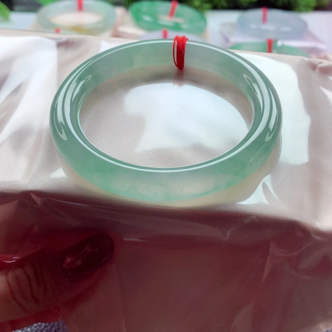 甲***.翡翠未镶嵌手镯54.2美人条 起光起胶冰绿水 灵