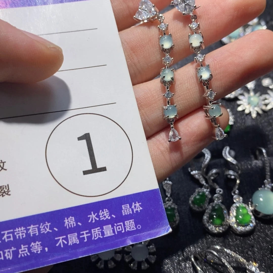 星***、翡翠未镶嵌颈饰翡翠