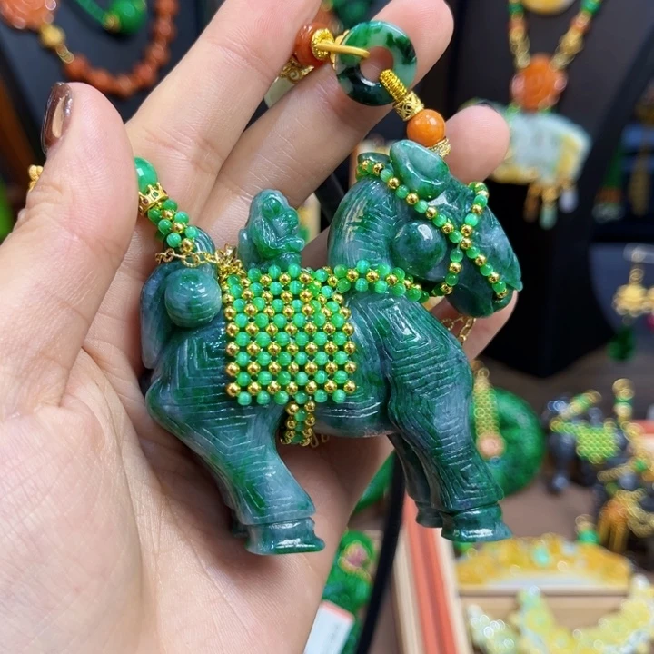 ****～翡翠未镶嵌吊坠(赠链)马到成功
