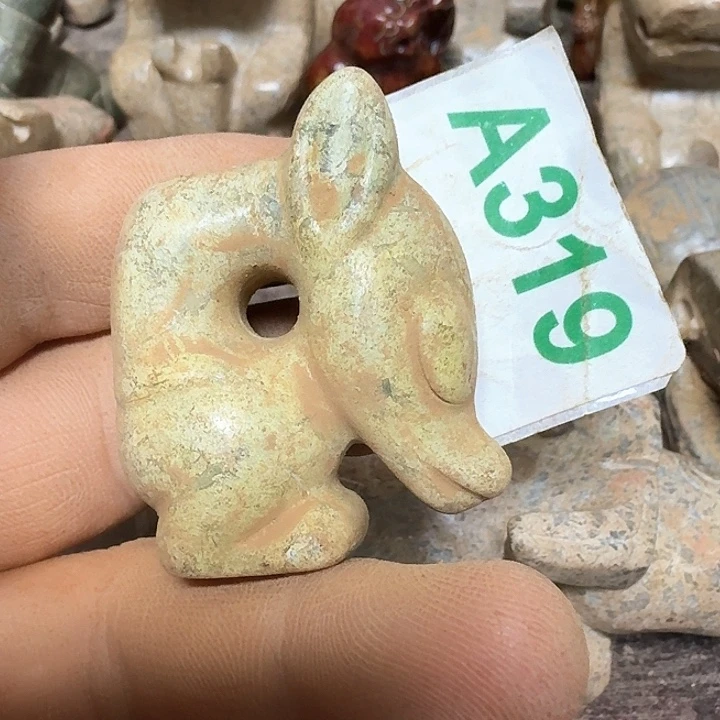 蛇纹石玉颈饰未镶嵌