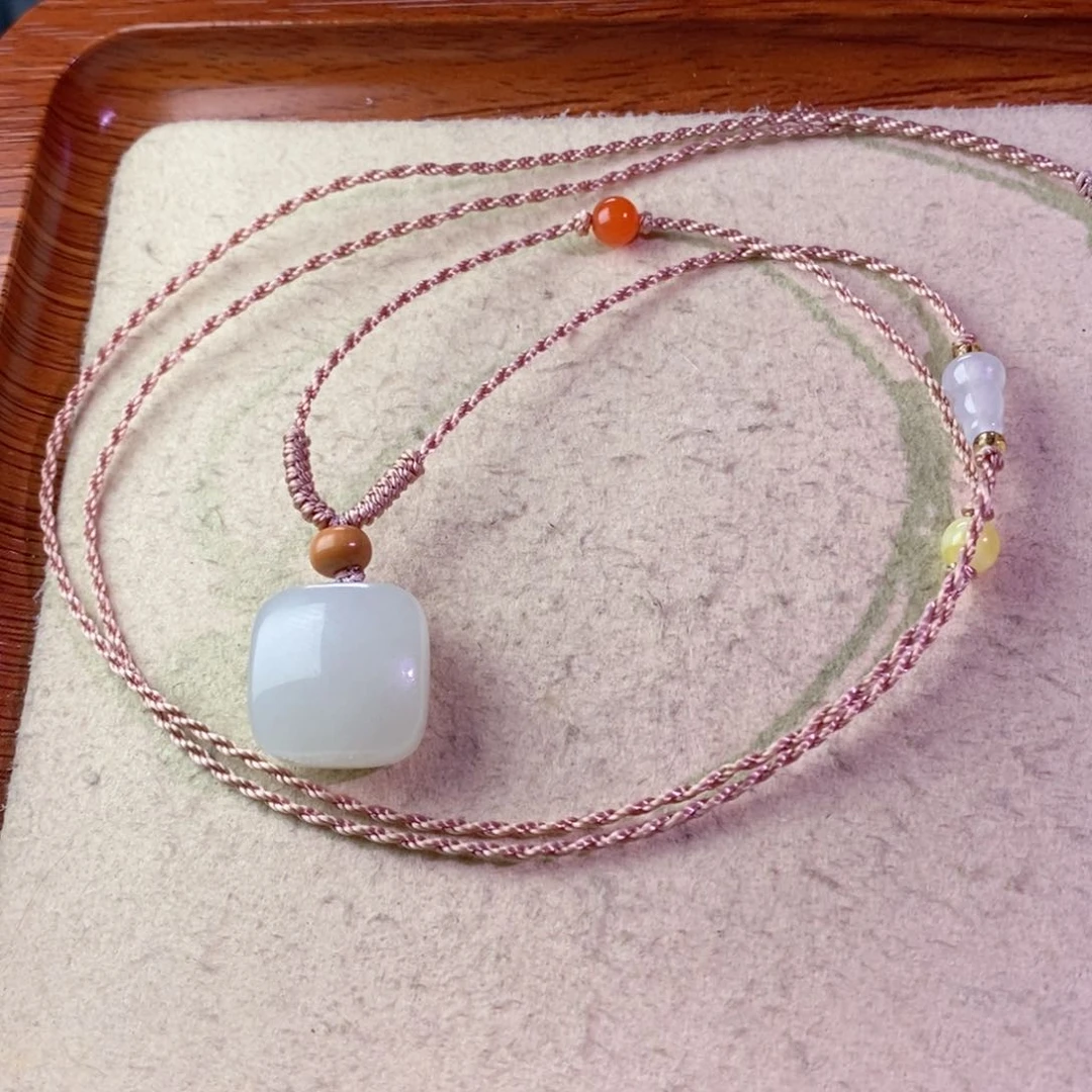 和田玉颈饰未镶嵌M****?