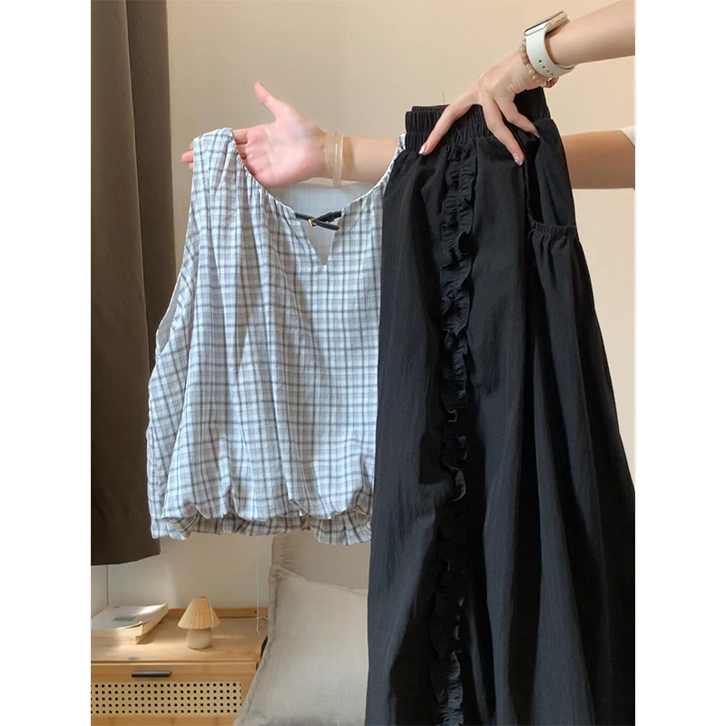 韩系设计感格纹吊带背心女夏季新款复古黑色木耳边百搭花苞半身裙