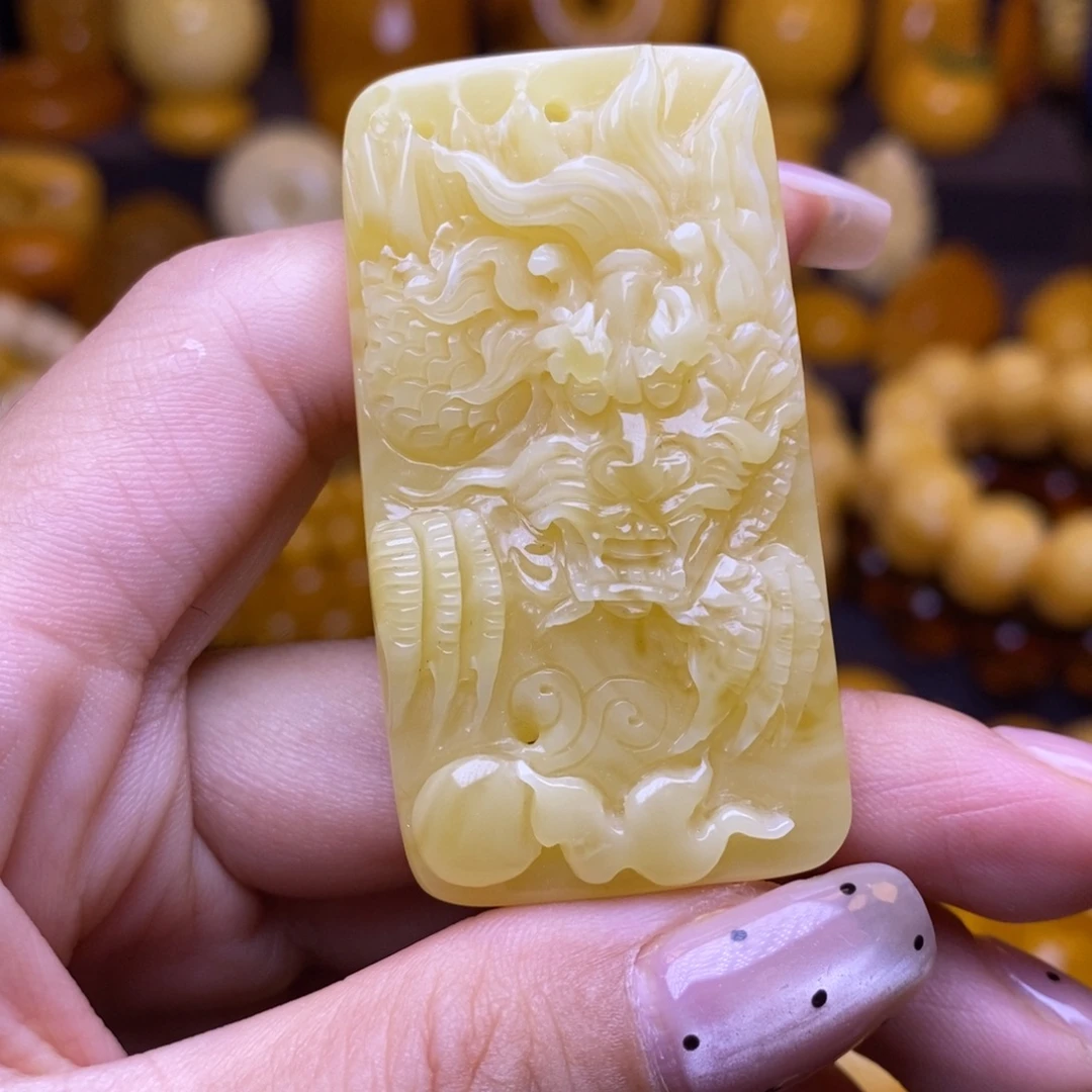裸石琥珀未镶嵌龙牌