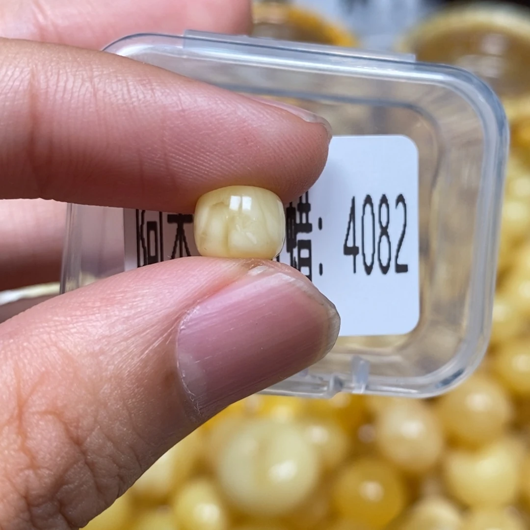 蜜蜡未镶嵌珠宝奇石4082