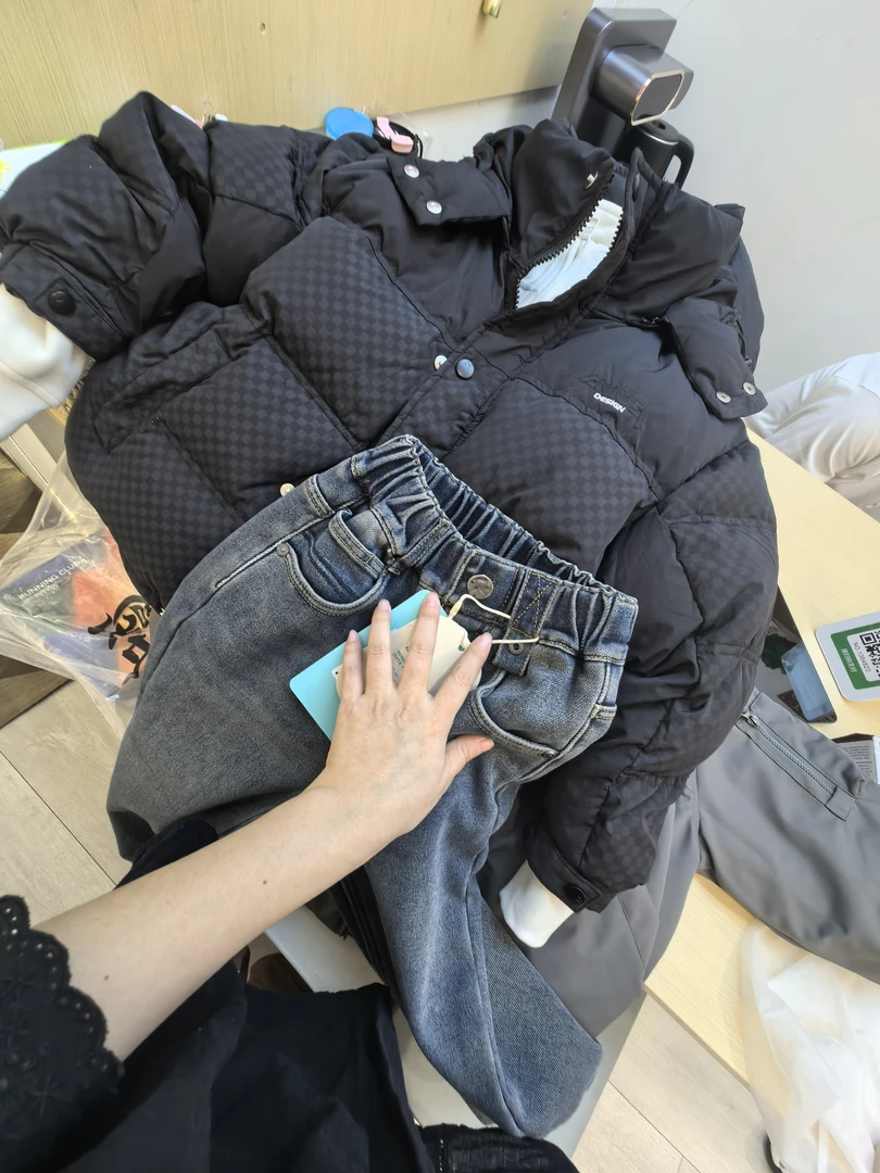 《丫丫家》搭配在这里！时尚连帽加绒加厚面包服