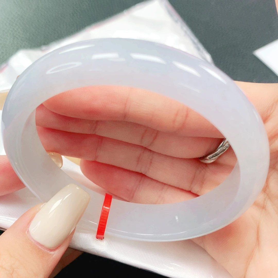 翡翠手镯未镶嵌57。