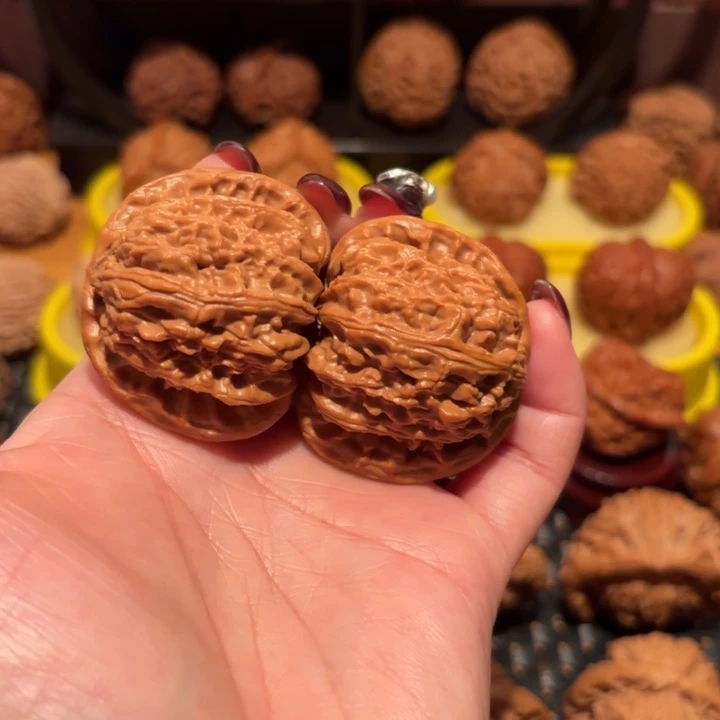 文玩核桃吊坠白狮子43