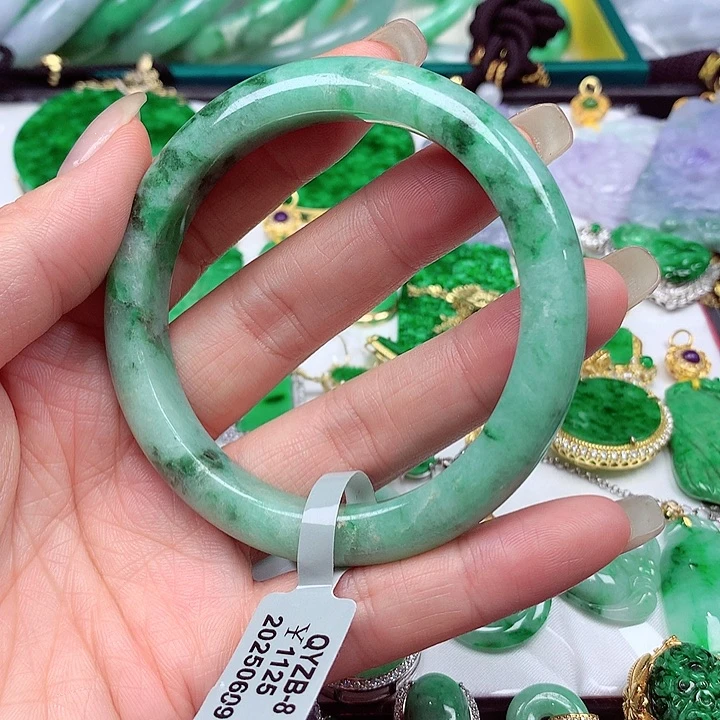 翡翠手镯未镶嵌翡翠