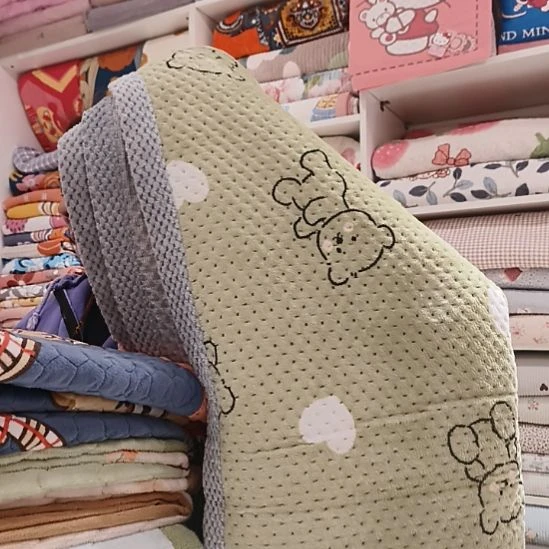 牛奶绒绿色底小熊床盖