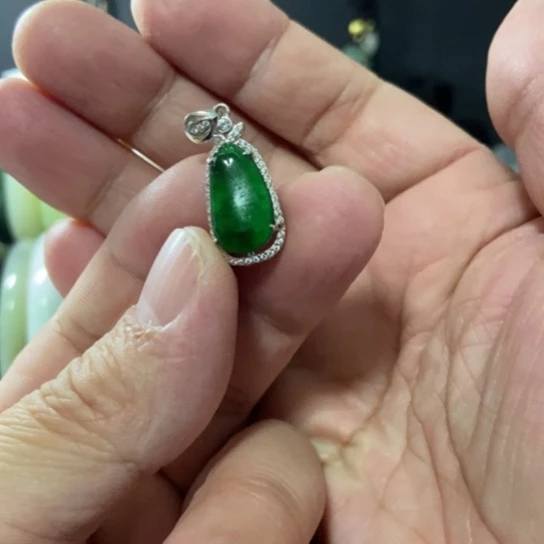 蔷****翡翠银S925镶嵌颈饰嘎嘎好