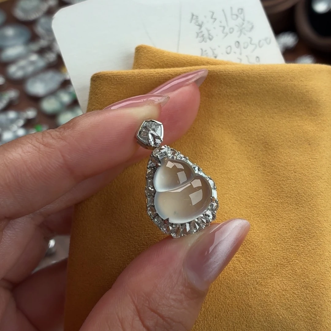 翡翠18K金镶嵌颈饰葫芦